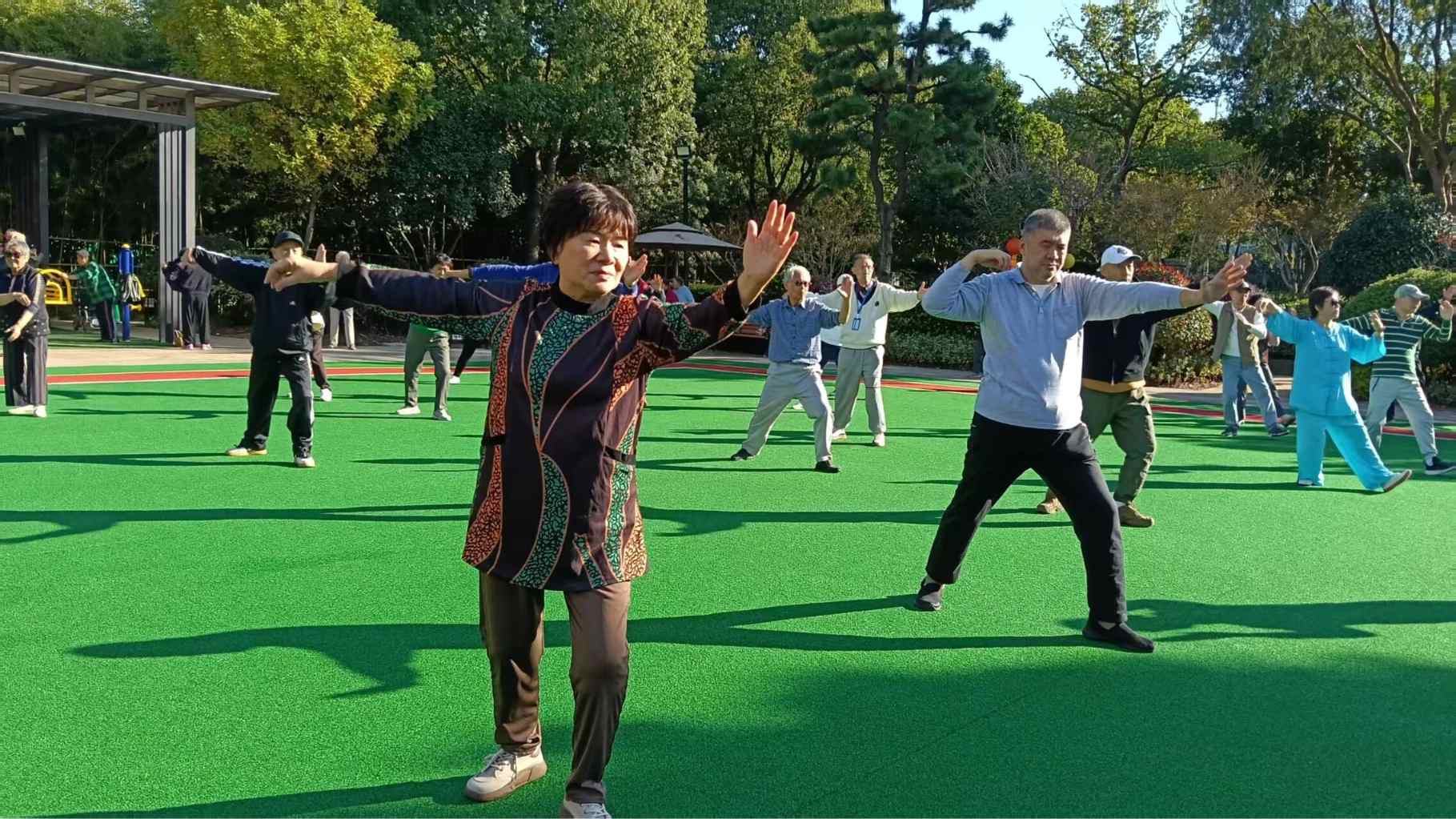 晨练，云栖兰亭一道亮丽的风景